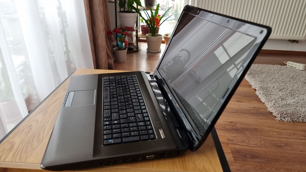 Laptop Asus  17"