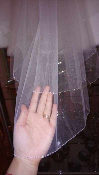 Voal scurt de mireasa cu aplicatii de margele