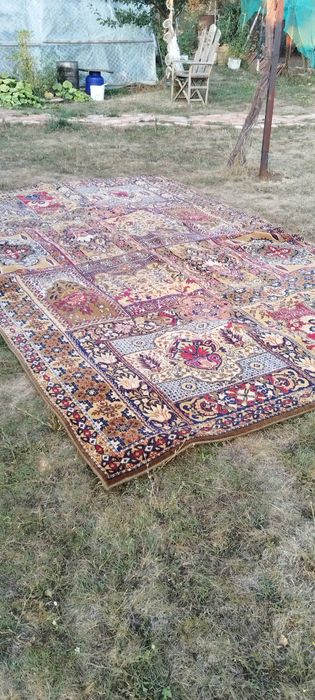 Продава се тип персйски килим размери245 на390см.цена600лв
