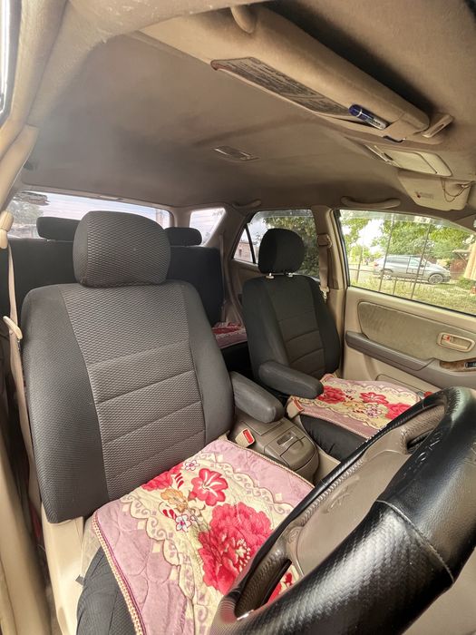 Машина Toyota Harrier