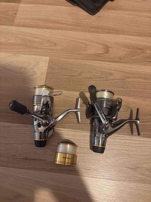 Vând 2 mulinete Shimano, în stare foarte bună de funcționare. Se vând împreună cu un tambur de rezervă Shimano, exact cum se vede în poze.