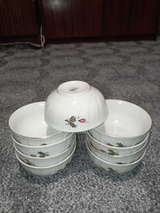 Нови и използвани чинии и купи