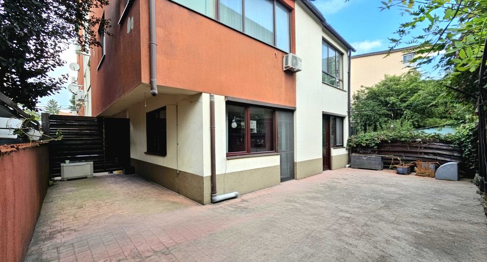 Inchiriez apartament cu curte