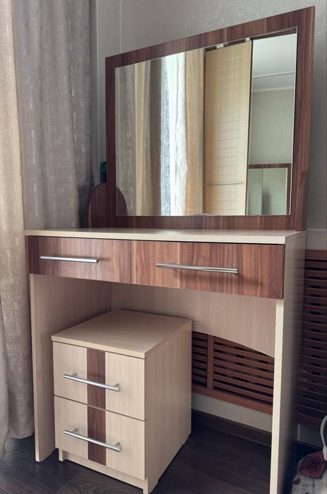 Туалетный столик и тумбочки