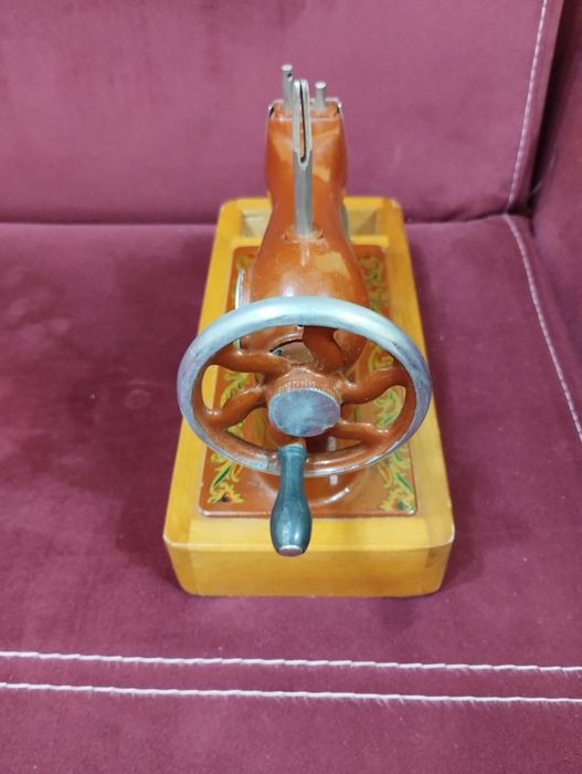 Стара мини шевна машина