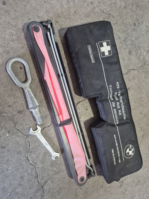 БМВ кука аптечка за кола авариен комплект 1 3 5 7 серия BMW 1 3 5 6 7