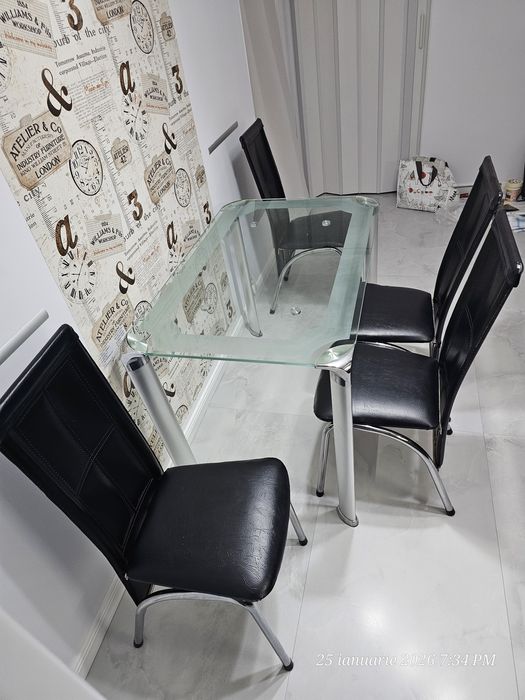 Vând masă sticlă 70/ 110 cm, plus 4 scaune