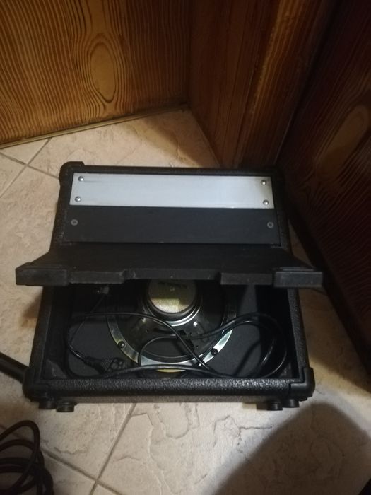 Електрическа китара Rocktile с кубе и свързващ аудио кабел