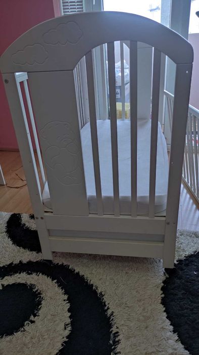 Бебешко легло-кошара 60×120 бяло дървено + матрак | чекмедже, колелца