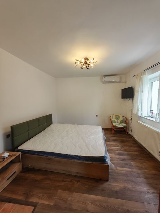 Ofer spre închiriere casa cu 3 camere, aproape de plajă