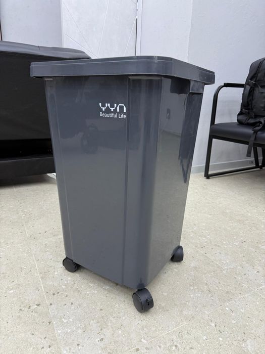 Продам мусорный бак на 80л, савок с веником, светильник (диаметр 26см)