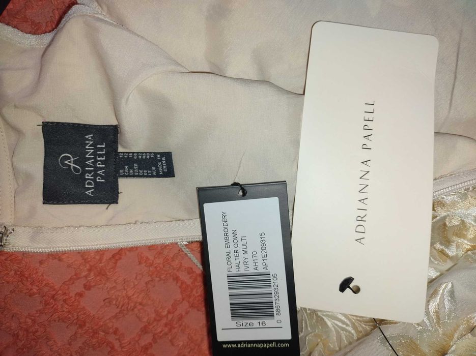 Елегантни Рокли с Уникална Бродерия внос от Англия