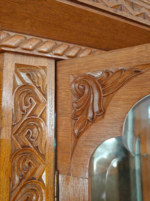 Mobila pentru sufragerie - Vitrina din lemn masiv de stejar cu decoratiuni sculptate, usi din sticla si spate oglinda in stil neo-romanesc