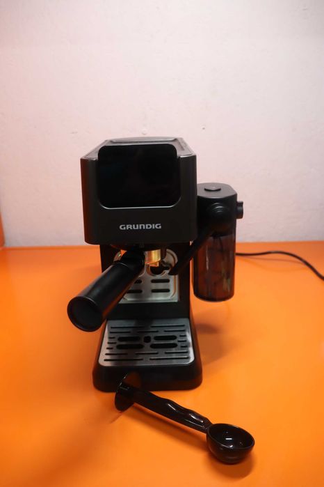 Кафемашина GRUNDIG KSM 5330 с вграден контейнер за мляко, 1628W, налягане на помпата 15bar , двойна дюза, цветен сензорен екран, BrewSense, CreamyPro,