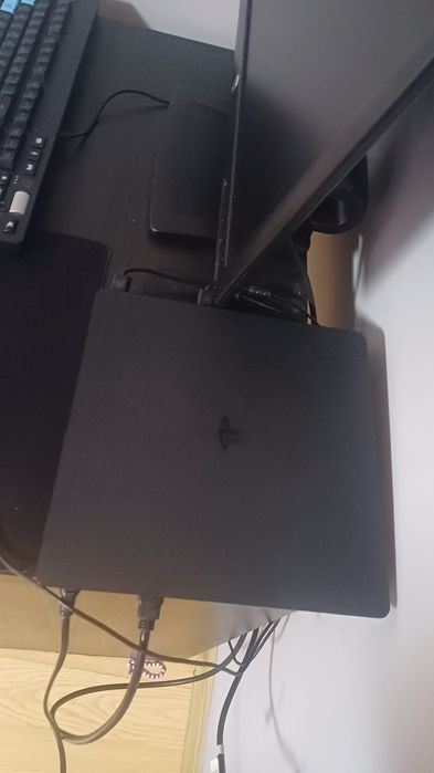 Vând PS 4 Complet mai multe detalii  la tel