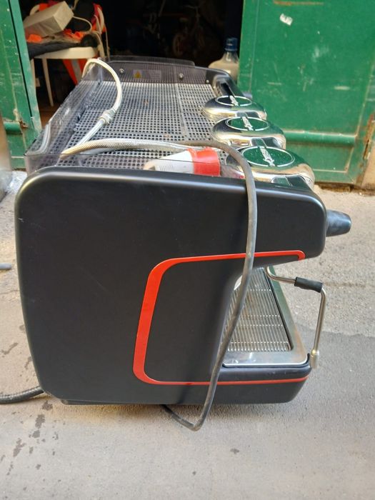 La CIMBALI M100 ACTIVA masina cafea profesionala cu 3 grupuri