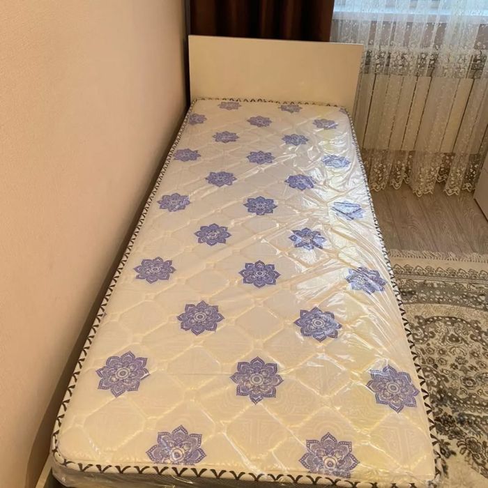 кровать односпальная с матрасом