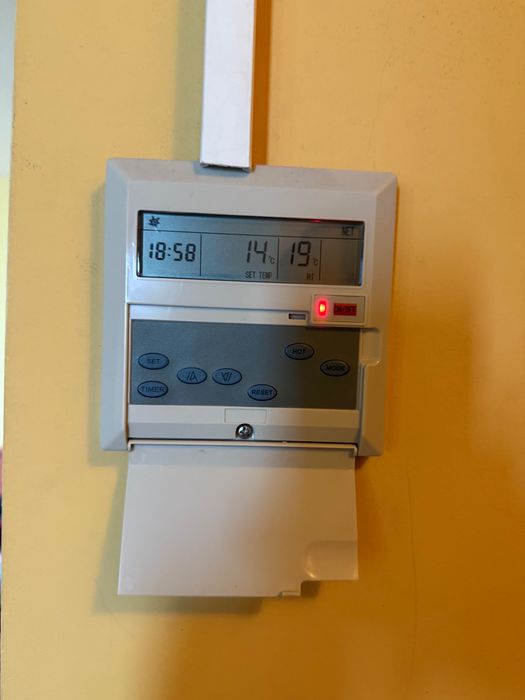 Продавам Термопомпа вода-въздух и 3 броя конвектори към нея