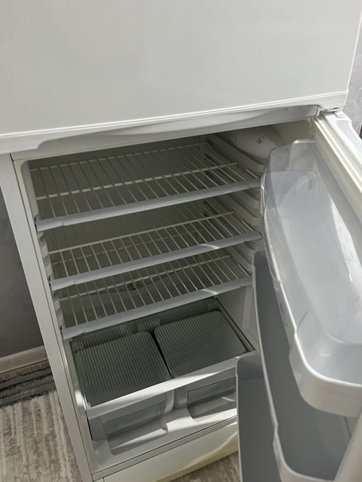 Продается 2-х камерный холодильник Indesit