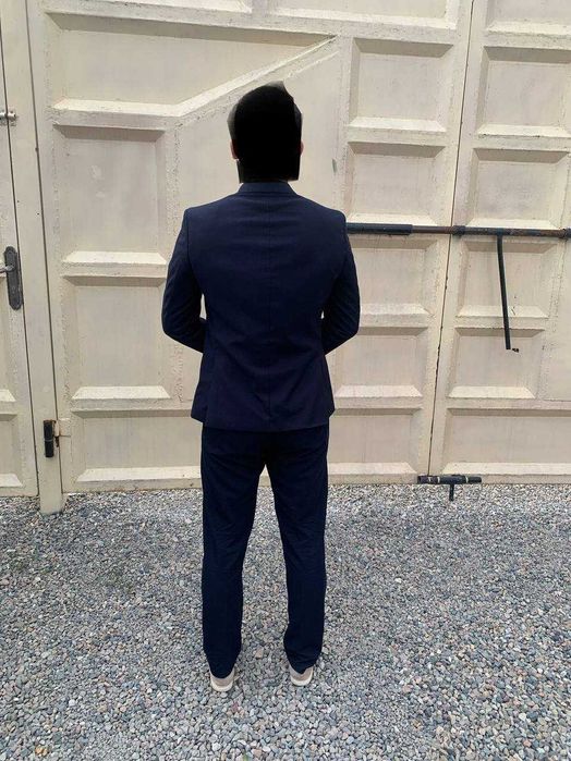 Классический костюм + рубашка в подарок