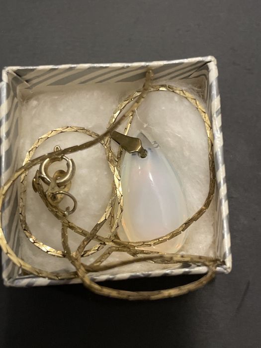 Бижута с опал - обеци и колие