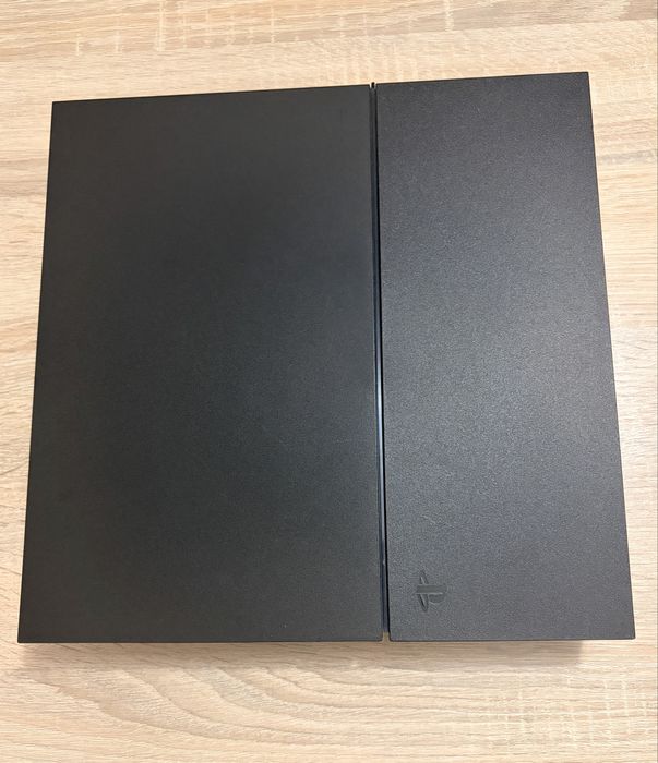PlayStation 4 Fat 500GB – Като нов! + 8 Топ Игри + Оригинален Джойстик