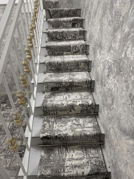 Профессиональная укладка ковров на лестницу!