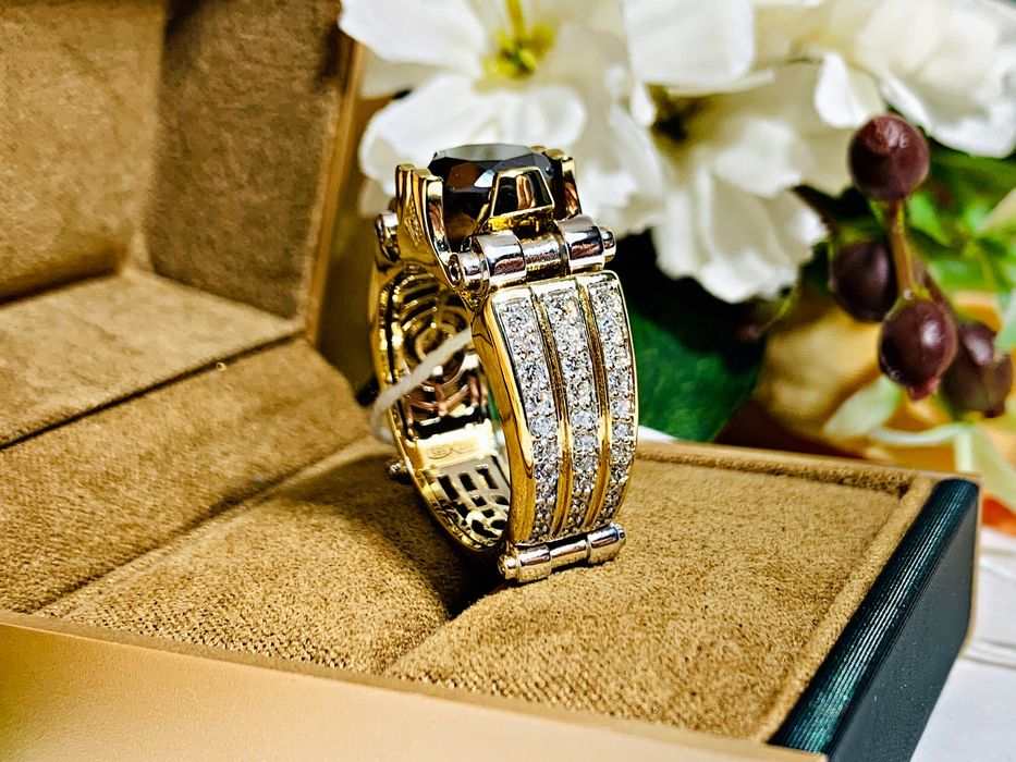 золотой перстень с белыми бриллиантами и крупным черным бриллиантом