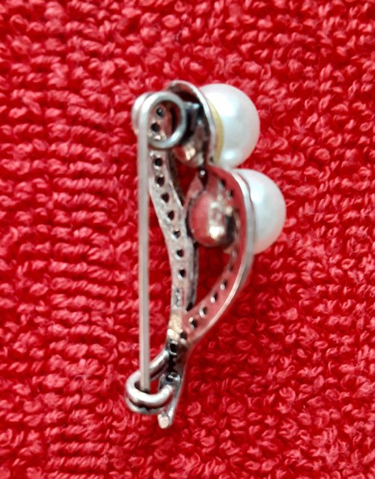 Vand brosa din argint cu perle si zirconii