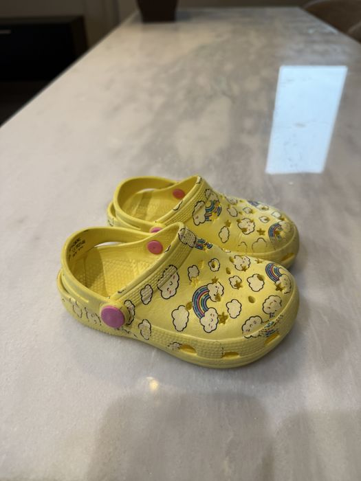 Saboti galben, imprimeu nori si curcubeu. Model crocs, Lc waikiki. 24