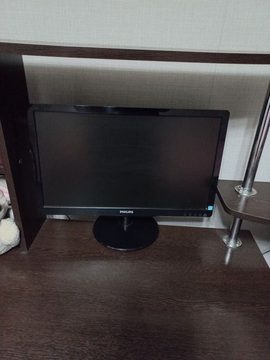 Компьютерный стол и компьютер.