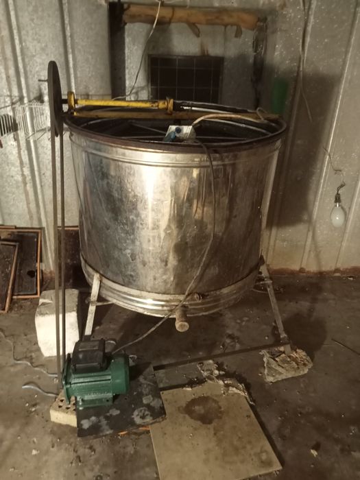 Центрофуга за мед