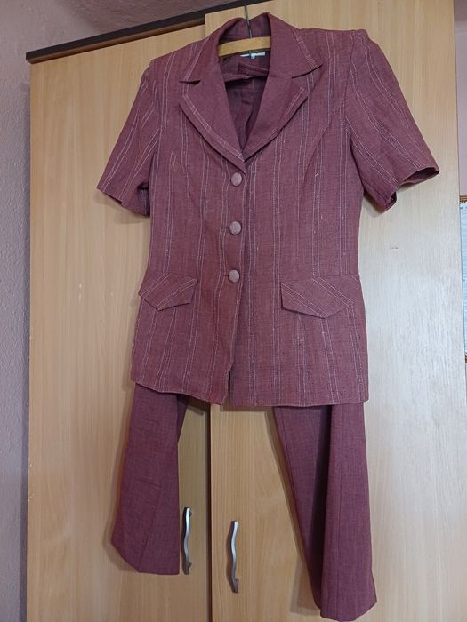 Vand costum cu pantaloni, XL, în stare perfecta