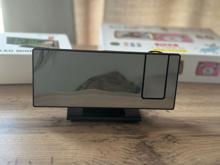 Продам LED-часы с зеркальным дисплеем