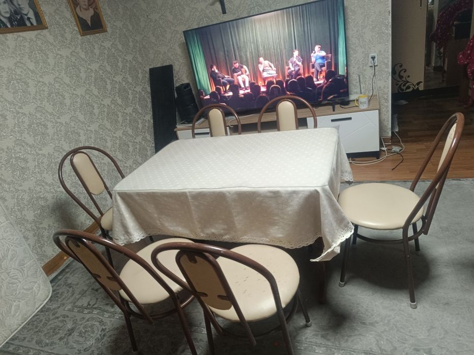 Стулья стол.         .