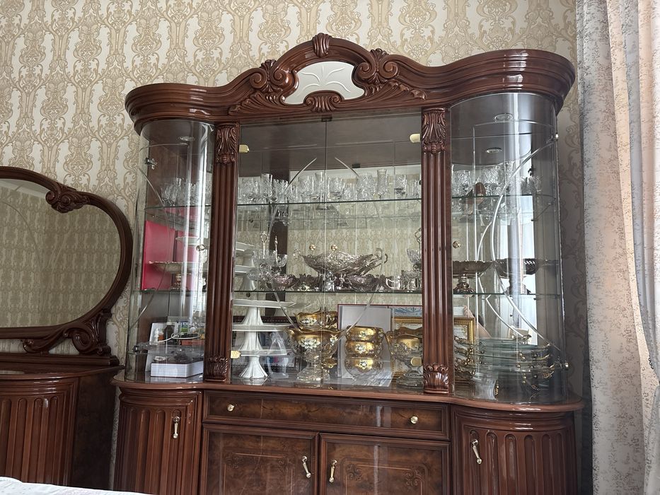 Сервант и комод с зеркалом