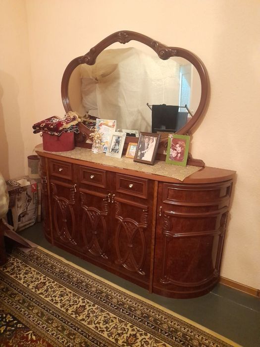 Спальный набор( кровать, камод, горка, шкаф, стольный набор)