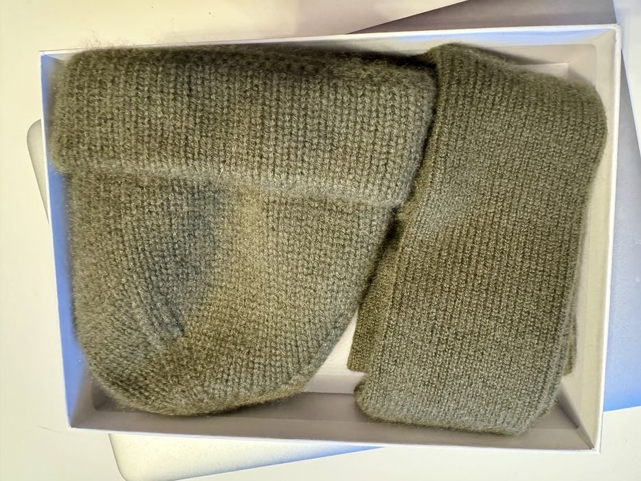 Set de caciula + sosete  din casmir  - nou -  zara