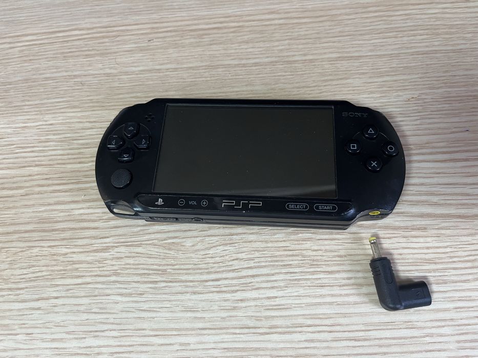 PSP E-1004 в отличном состоянии, прошитая
