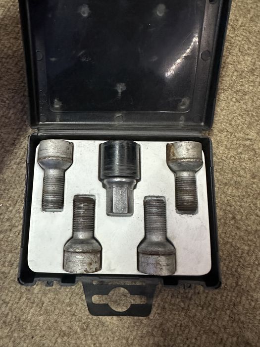 Оригинални секретни болтове за Mercedes