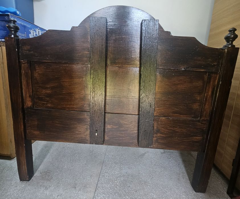 Bancheta din lemn, veche, pictata manual.