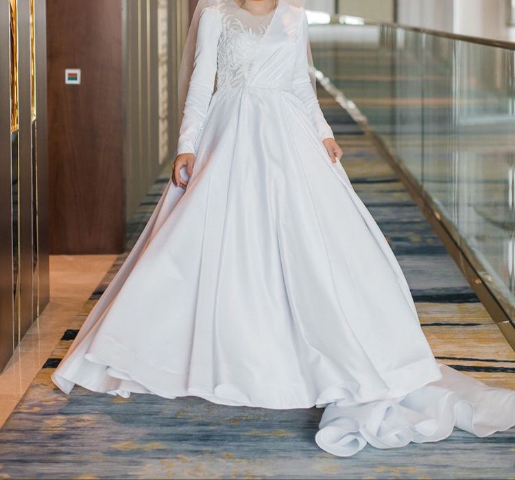 Свадебное платье с длинным шлейфом