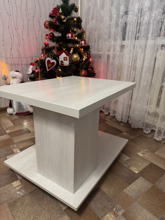 Столик на колесах