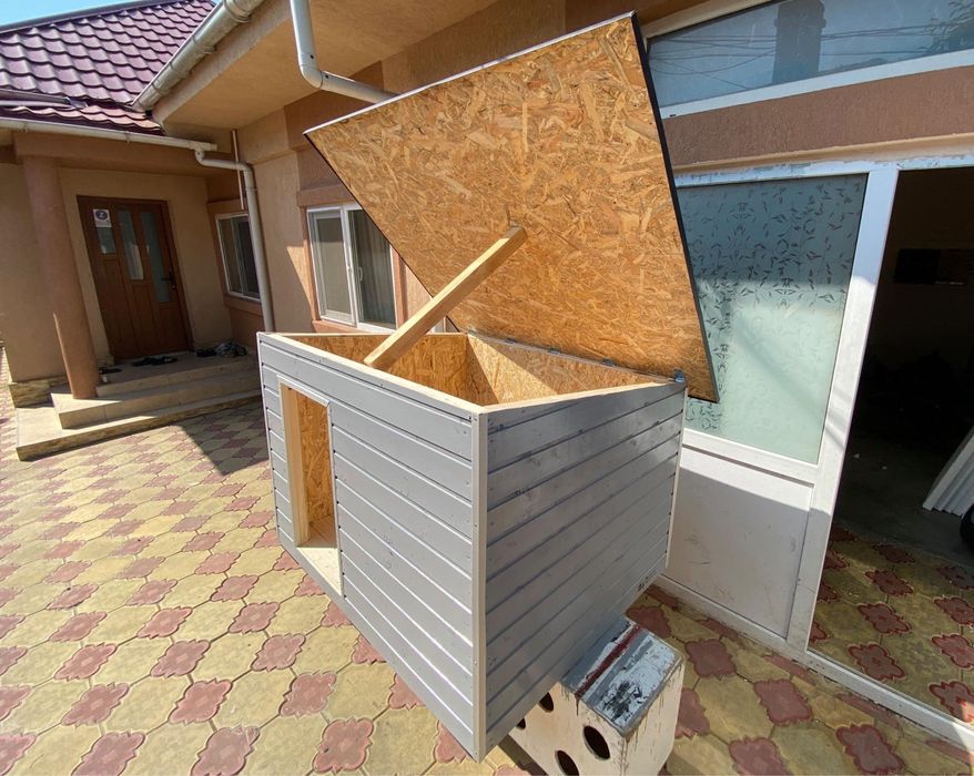 Cusca izolata cu acoperis rabatabil