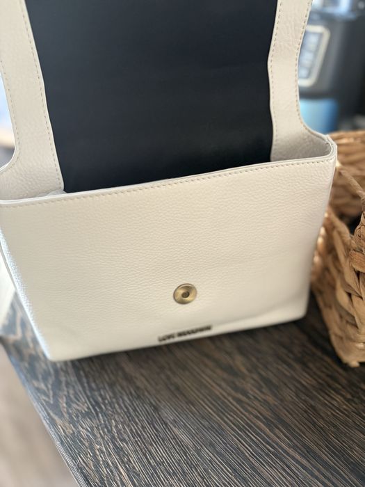 Love Moschino ест кожа