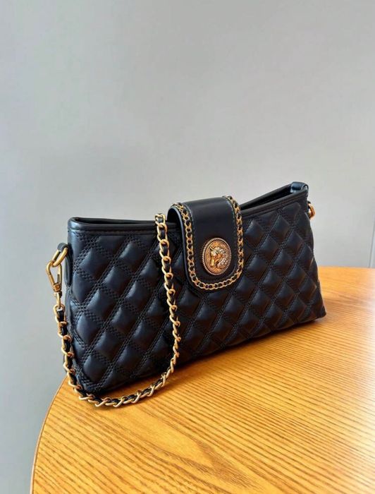 Черна чанта със златисти мотиви