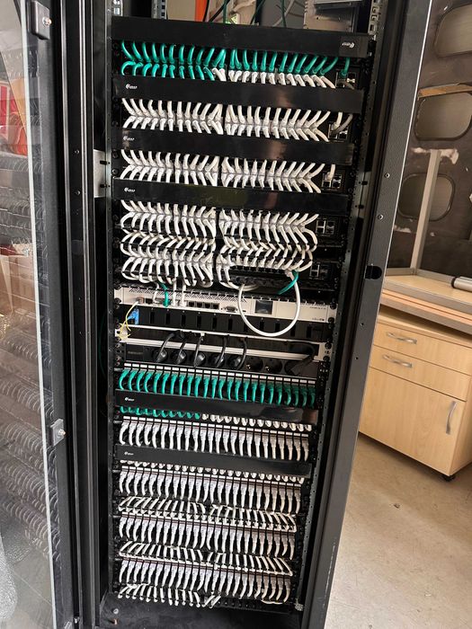 Професионален 42U 19" комуникационен шкаф Lande + 6 Cisco SG220-50