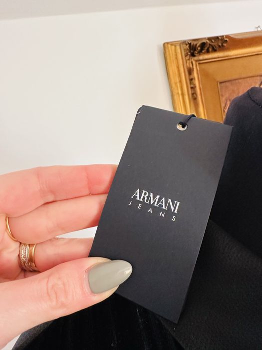 Rochita Armani noua cu etichetaa