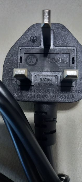 Крака за монтаж на телевизора  и захранващ кабел