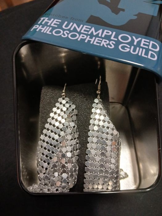 Сребърни обици в метална подаръчна  кутия